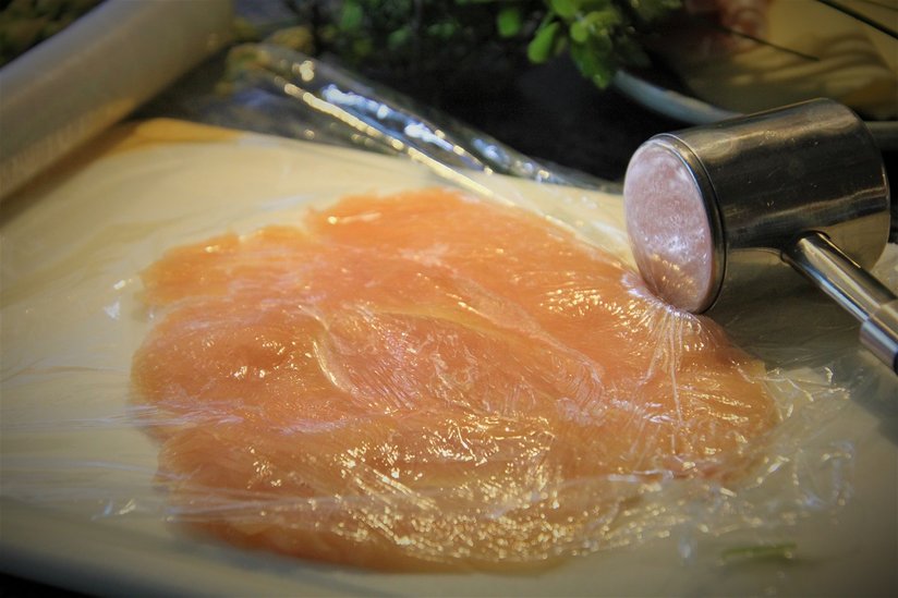 Hühnerbrüste klopfen ©Elisabeth Heidegger/LK Niederösterreich