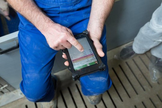 Mit moderner Technik haben Bauer und Bäuerin das Tierwohl immer im Blick