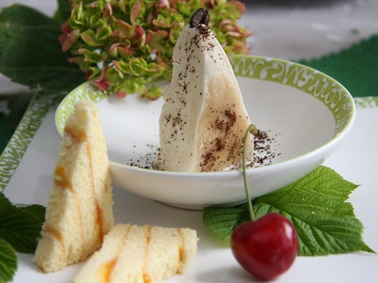 Phantasievolle Nachspeise angerichtet