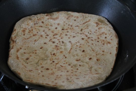 Feuerflecken in einer Pfanne backen ©Elisabeth Heidegger/LK Niederösterreich