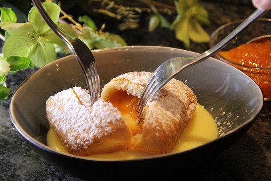 Die Buchteln mit Staubzucker bestreuen und Vanillesoße servieren.