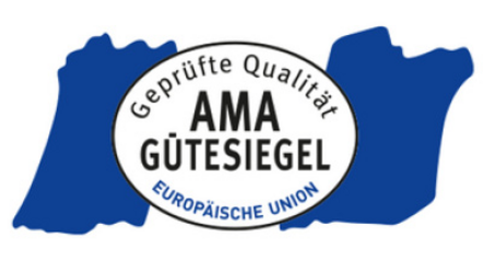 Auf dunkelblau-weiß-dunkelblauer Fahne steht in ovaler Form "Geprüfte Qualität Europäische Union" und "AMA Gütesiegel".