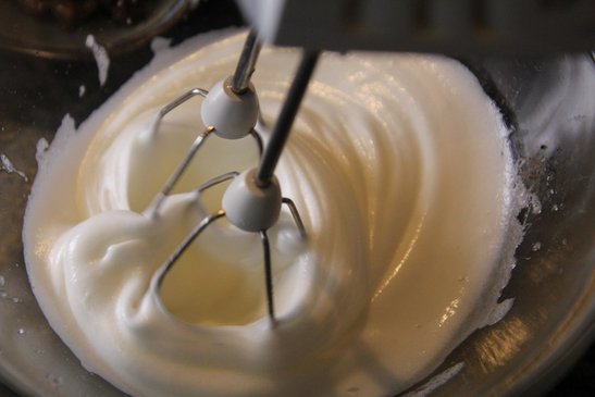 Eiklar, Zucker und Vanillezucker mit dem Handmixer schaumig schlagen und unterheben.