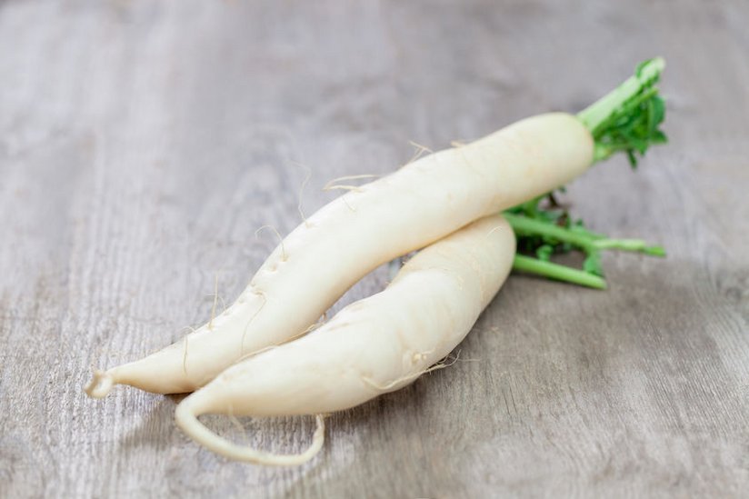 Zwei weiße Wurzeln Rettich 