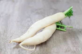 Zwei weiße Wurzeln Rettich 