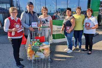 Foto Aktionstage Das isst Österreich in Zwettl vor Supermarkt mit sechs Personen und vollem Einkaufswagen vor Supermarkt in 2021 ©BBK Zwettl