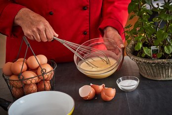 Köchin verquirrelt Eier