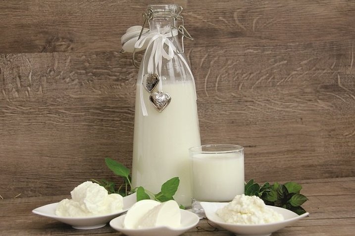 Glasflasche und Glas mit Milch und Teller mit Frischkäse ©Elisabeth Heidegger/LK Niederösterreich