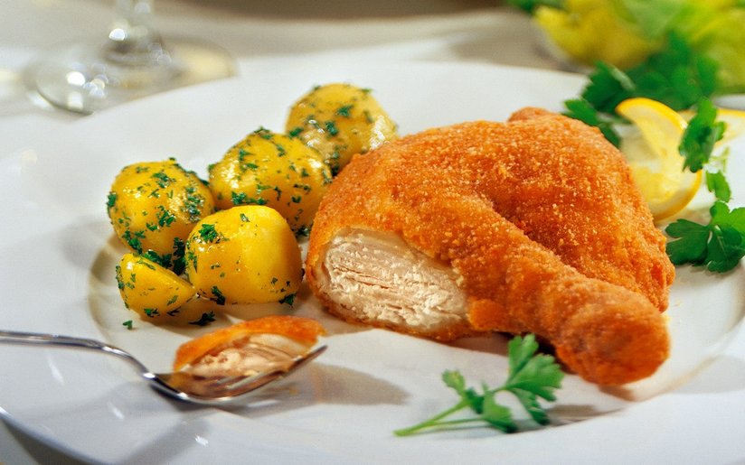 Wiener Backhendl mit Petersielerdäpfel ©AMA Marketing