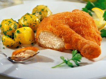 Wiener Backhendl mit Petersielerdäpfel ©AMA Marketing