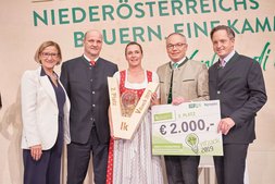 Foto mit Vifzack-Sieger 2019 2.Platz Familie Thaller mit Produktion von Regenwurmhumus ©Philipp Monihart/LK Niederösterreich