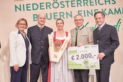 Foto mit Vifzack-Sieger 2019 2.Platz Familie Thaller mit Produktion von Regenwurmhumus ©Philipp Monihart/LK Niederösterreich