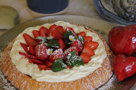 Vor dem Servieren mit Melisseblättern und Zucker bestreuen ©Elisabeth Heidegger/LK Niederösterreich