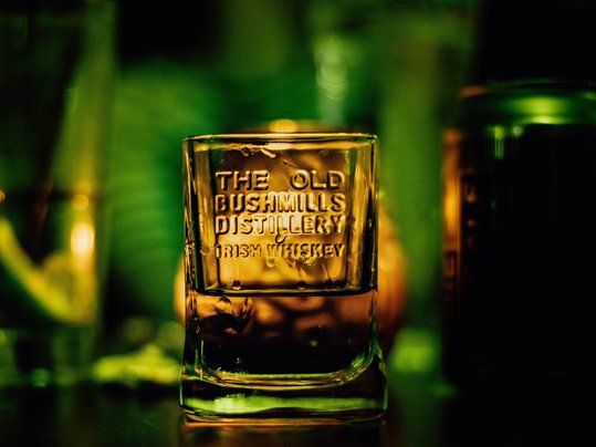 Stamperl mit Irish Whiskey/Whisky in Bar auf Tresen