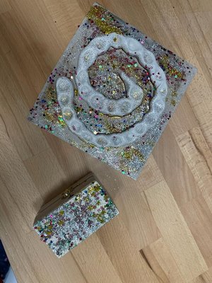  Die Spirale wird je nach Teig (Salzteig oder Fimo) im Backrohr oder an der Luft getrocknet. Anschließend kannst du so verzieren.