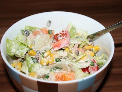 Bunter Maissalat mit Kukuruz, Paprika, Gurke und Joghurtdressing