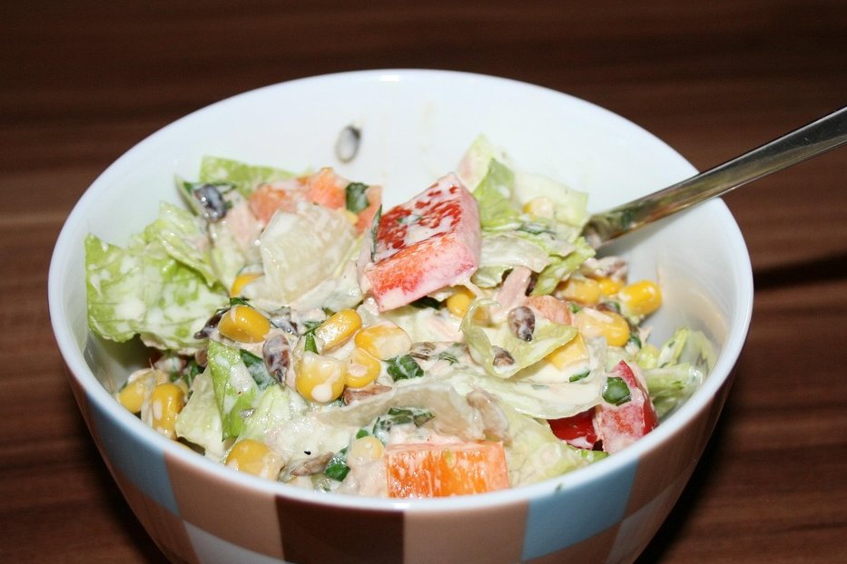 Bunter Maissalat mit Kukuruz, Paprika, Gurke und Joghurtdressing