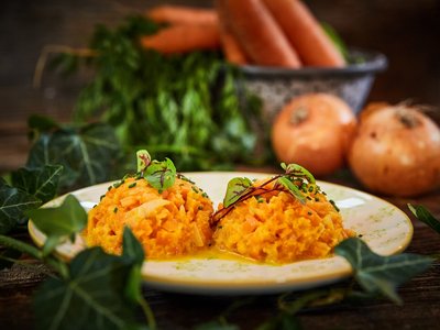 Gemüse-Tartar von der Karotte mit Joghurt angerichtet auf Teller für festliches Essen