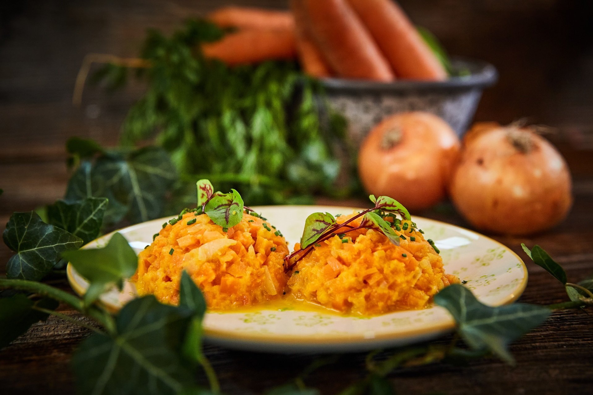 Gemüse-Tartar von der Karotte mit Joghurt angerichtet auf Teller für festliches Essen
