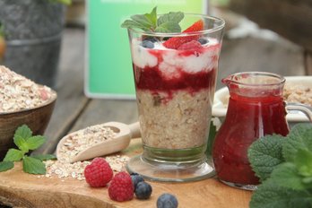 Porridge mit Früchten und Joghurt