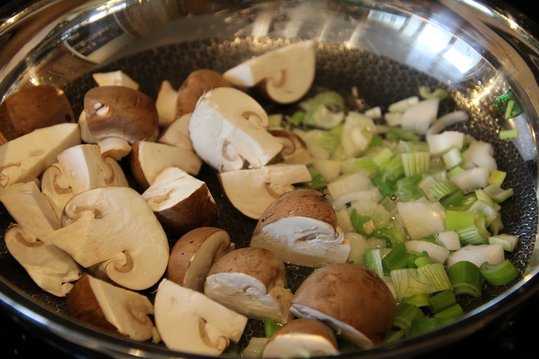 Frühlingszwiebel und Pilze schneiden und in der Pfanne mitrösten ©Elisabeth Heidegger/LK Niederösterreich