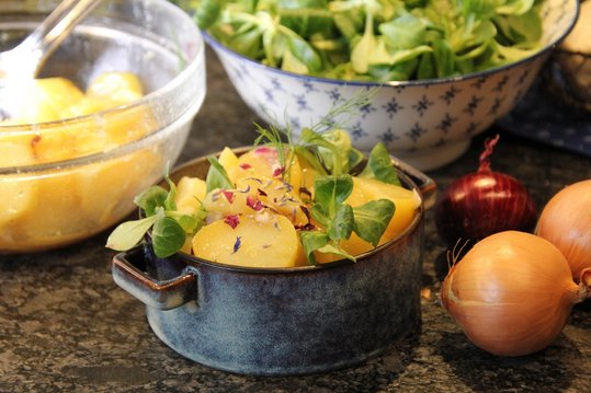 Erdäpfel-Vogerlsalat in Schüsserl ©Elisabeth Heidegger/LK Niederösterreich