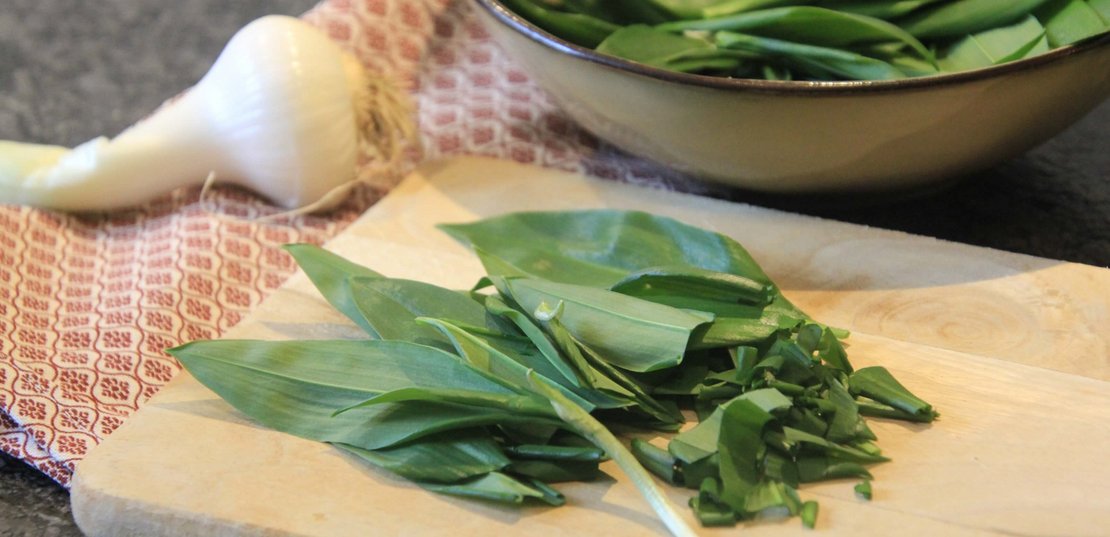 Bärlauch in Schüssel und auf Holzbrett beim Schneiden ©Elisabeth Heidegger/LK Niederösterreich