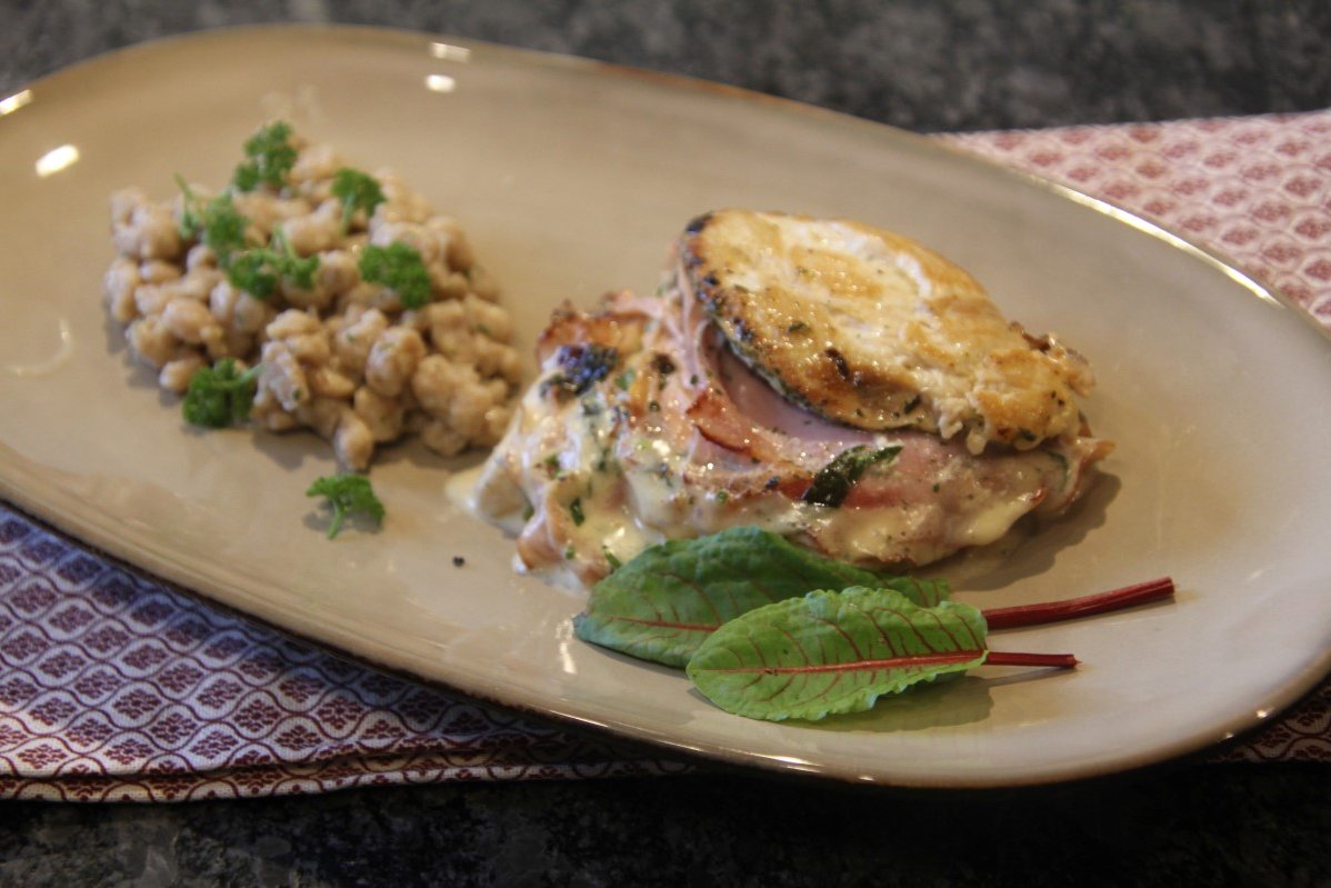 Mit Schinken, Käse und Bärlauch gefülltes Hühnerschnitzel ©Elisabeth Heidegger/LK Niederösterreich