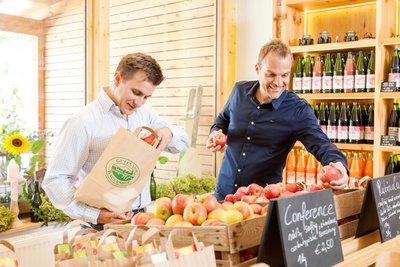 Zwei Männer kaufen frische Äpfel bei einem Direktvermarkter ©LVDV NOE/Gerald Lechner