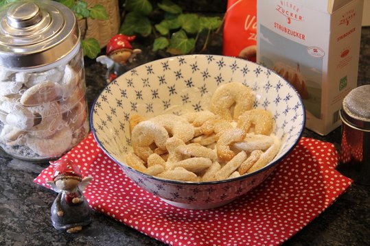 Vanillekipferl in Zucker wälzen ©Elisabeth Heidegger/LK Niederösterreich