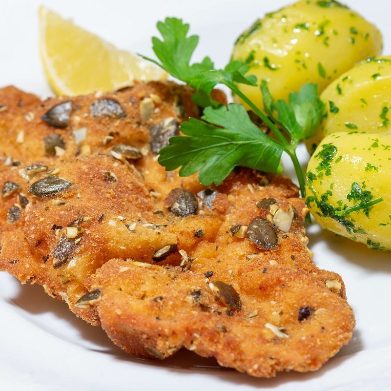 Wiener Schnitzel mit Kürbiskernen paniert und Kartoffel