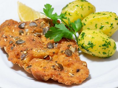 Wiener Schnitzel mit Kürbiskernen paniert und Kartoffel