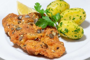 Wiener Schnitzel mit Kürbiskernen paniert und Kartoffel