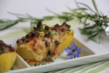 Mit Rindfleisch überbackene Erdäpfel