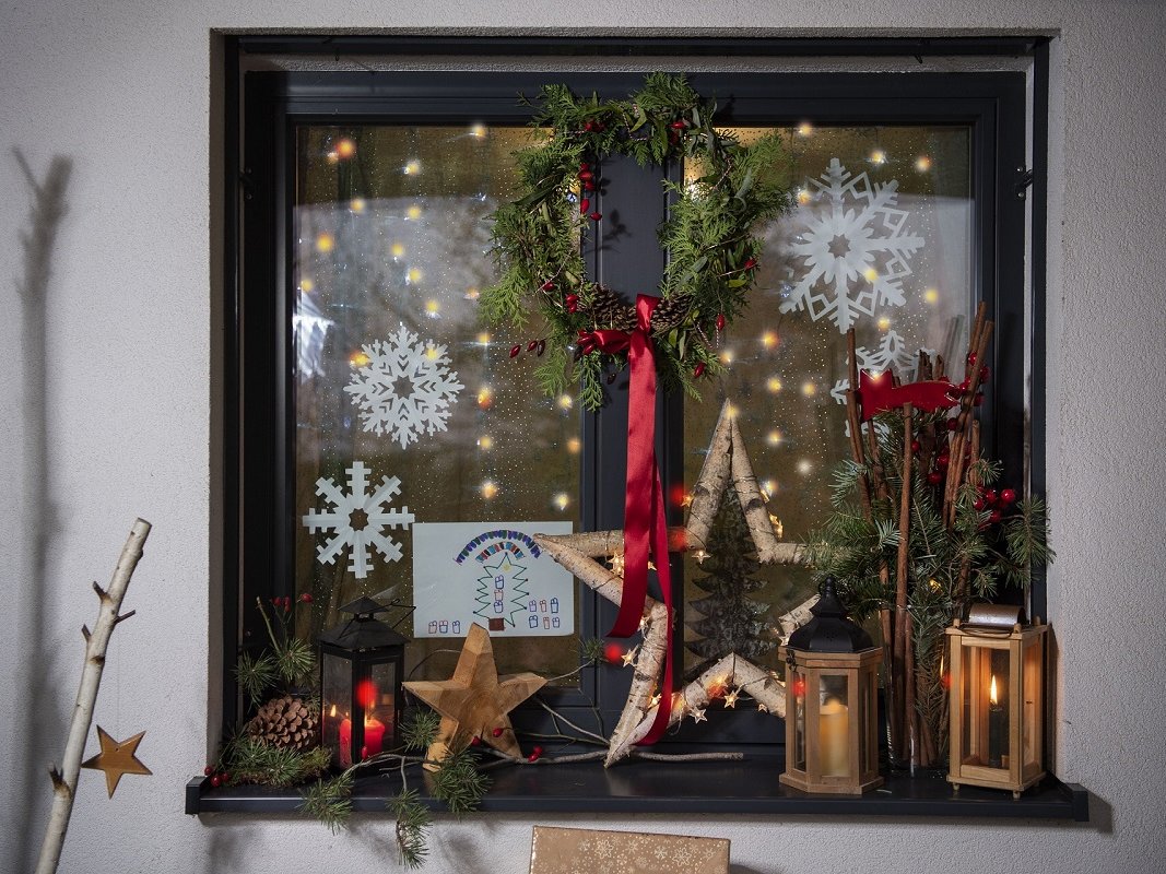 dekoriertes Adventsfenster ©Daniela Matejschek