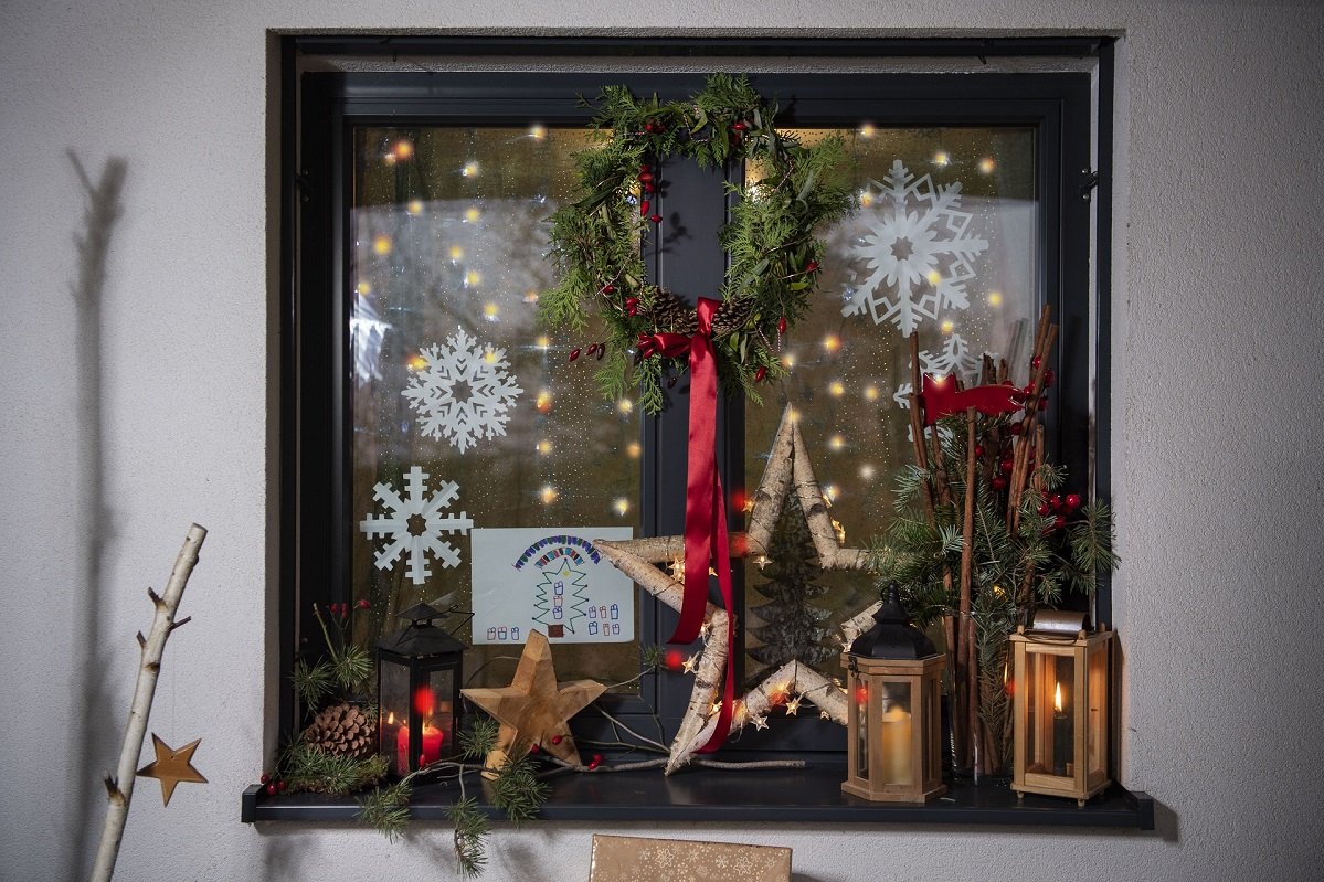 dekoriertes Adventsfenster ©Daniela Matejschek