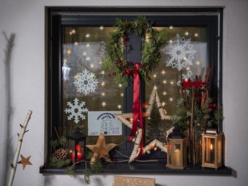 dekoriertes Adventsfenster ©Daniela Matejschek