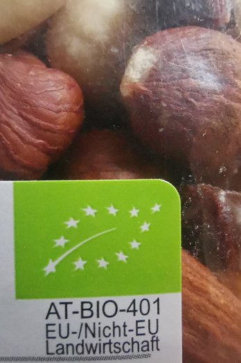 EU-Bio-Logo mit Kontrollstelle und Herkunftshinweis auf Packung von Studentenfutter