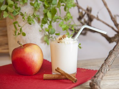 Apfel-Zimt-Milchshake mit Apfel und Zimstangen dekoriert ©Eva Lechner/LK Niederösterreich