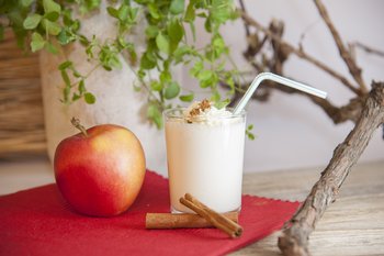 Apfel-Zimt-Milchshake mit Apfel und Zimstangen dekoriert ©Eva Lechner/LK Niederösterreich