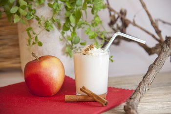 Apfel-Zimt-Milchshake mit Apfel und Zimstangen dekoriert ©Eva Lechner/LK Niederösterreich