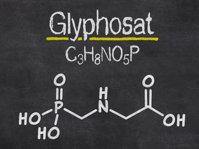 Schiefertafel mit der chemischen Formel von Glyphosat