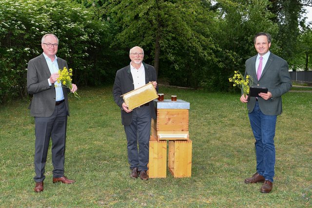 Foto Bienenwanderbörse Niederösterreich mit LH-Stv. Stephan Pernkopf, Obmann-Stv. des NÖ Imkerverbandes Josef Niklas und Landwirtschaftskammer NÖ-Präsident Johannes Schmuckenschlager ©NLK Reinberger