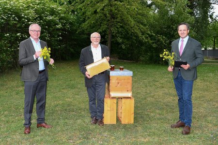 Foto Bienenwanderbörse Niederösterreich mit LH-Stv. Stephan Pernkopf, Obmann-Stv. des NÖ Imkerverbandes Josef Niklas und Landwirtschaftskammer NÖ-Präsident Johannes Schmuckenschlager ©NLK Reinberger