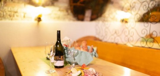 Weingut Mayer Resch, Der Winzer am Rebentor Titelbild