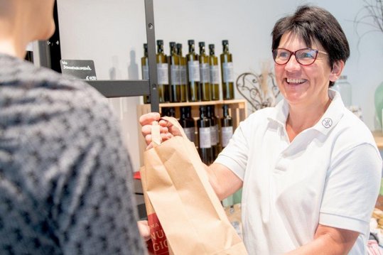 Elisabeth Haselbacher nimmt sich Zeit für Fragen und Wünsche ihrer Kunden.