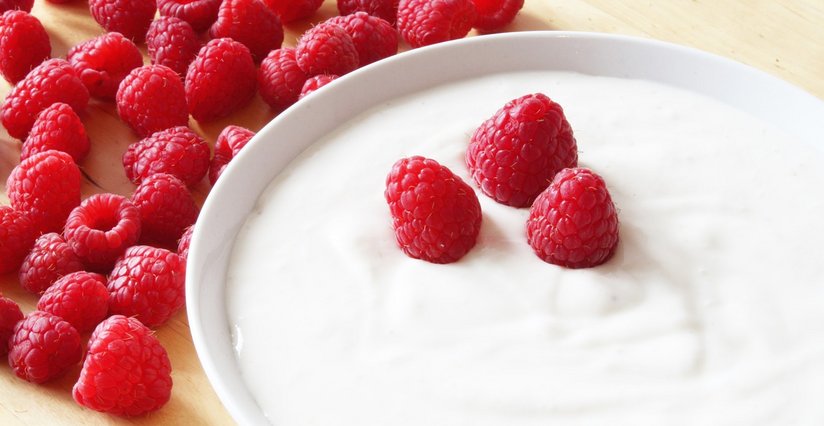 Joghurt in Schüssel mit Himbeeren ©pixabay