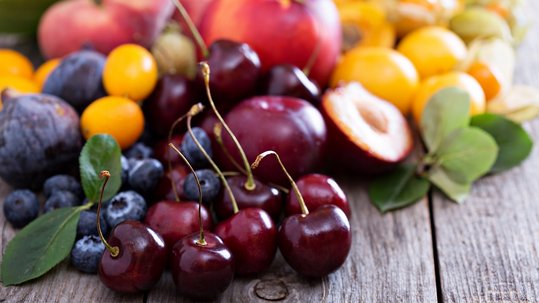 Steinobst mit Kirschen, Zwetschken, Pflaumen, Marillen, Aprikosen, Pfirsichen von ©fahrwasser/AdobeStock_89322871