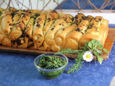 Zupfbrot mit Kräuterpesto