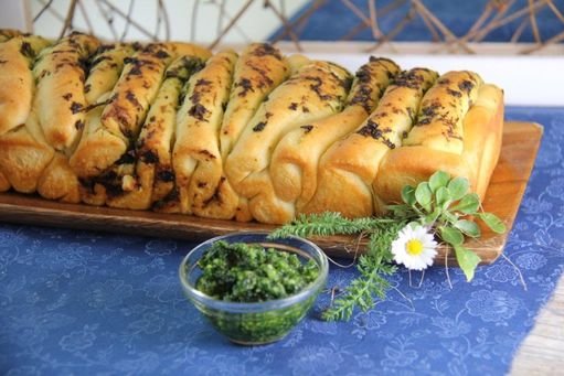 Zupfbrot mit Kräuterpesto